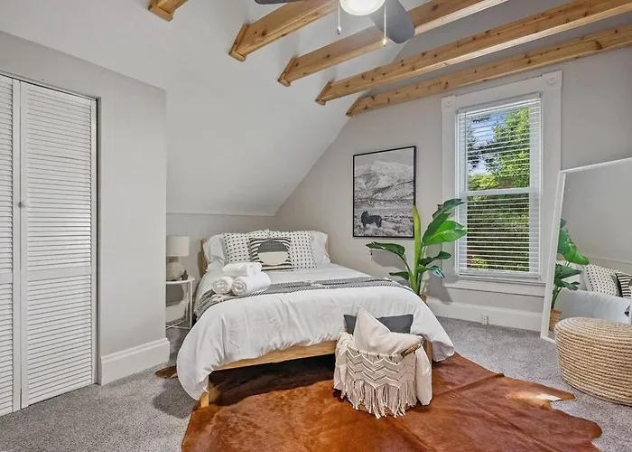 Сasa de vacaciones Chic Retreat With Reserved Parking *