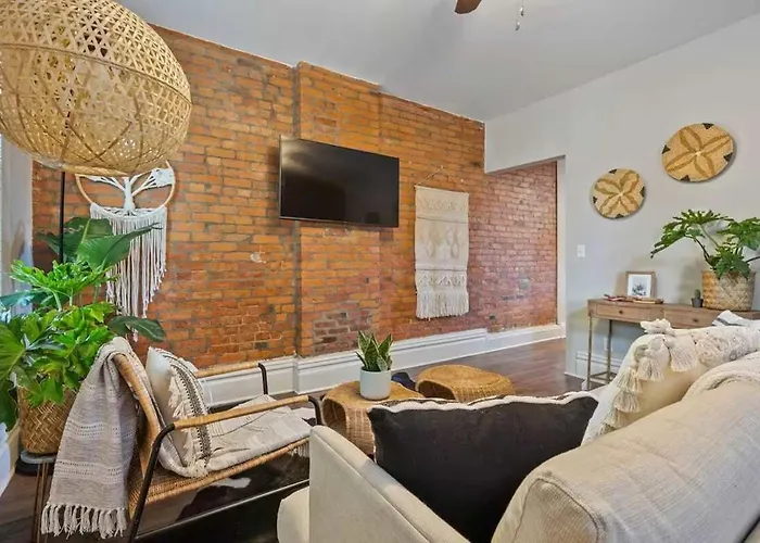 Chic Retreat With Reserved Parking *